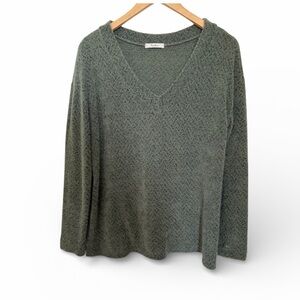 Très Bien Green Fuzzy V-Neck Sweater Cozy Knit
Size large